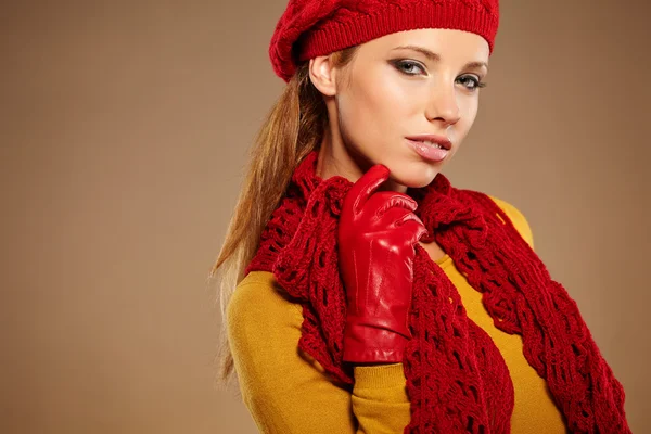 Donna alla moda in un colore di autunno in sfondo marrone — Foto Stock