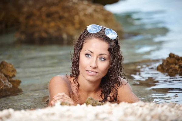 Jovem mulher feliz em biquíni preto na praia — Fotografia de Stock