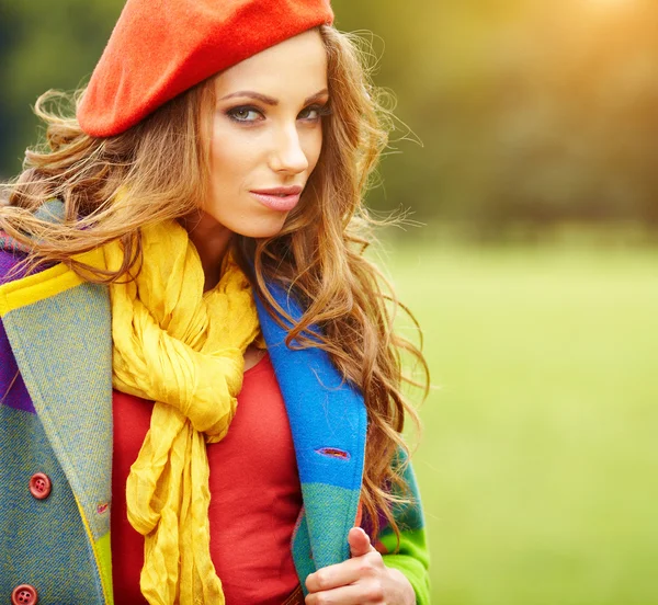 Donna di moda a piedi nel parco autunnale — Foto Stock