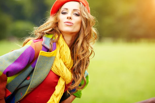 가을 공원을 걷는 패션 여성 — 스톡 사진