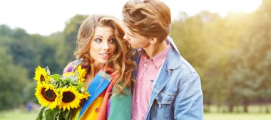 mutlu genç bir çift harcama zaman açık sonbahar parkta