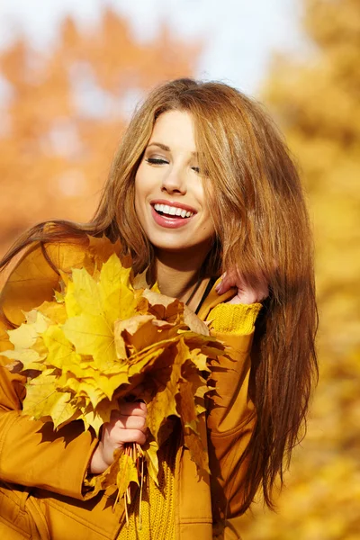 Gyönyörű, elegáns nő áll egy parkban ősszel — Stock Fotó