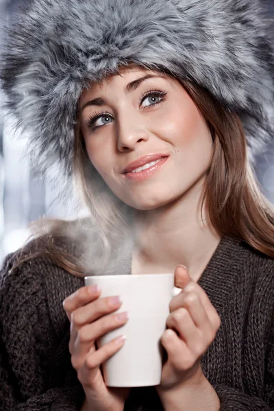 Vrouw met hete koffie drinken — Stockfoto