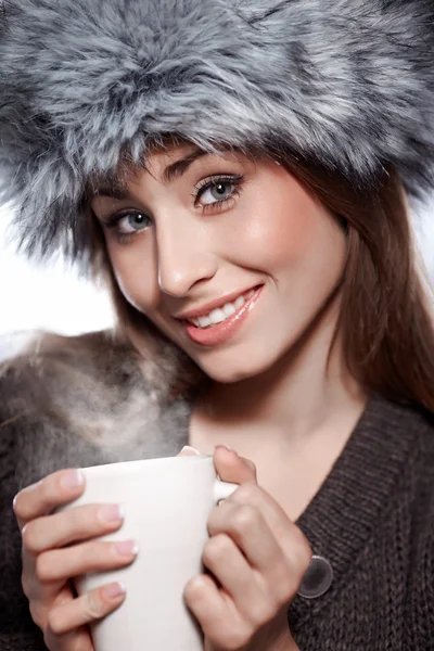 Frau mit heißem Kaffeetrinken — Stockfoto