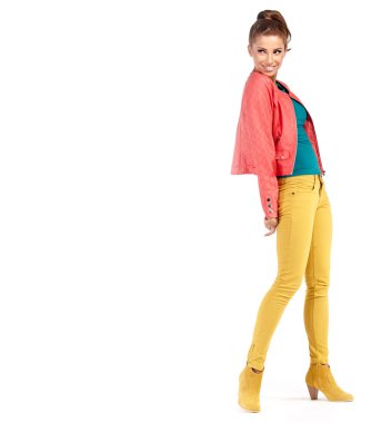 sonbahar renk üzerine beyaz izole genç esmer kadın