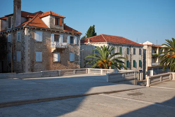 Wąską uliczkę z starych budynków w typowej Chorwacji średniowiecznego miasta — Zdjęcie stockowe