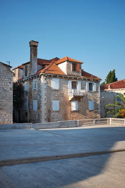 Narrow Alley With Old Buildings In Typical Croatia Medieval Town — Stock Photo, Image