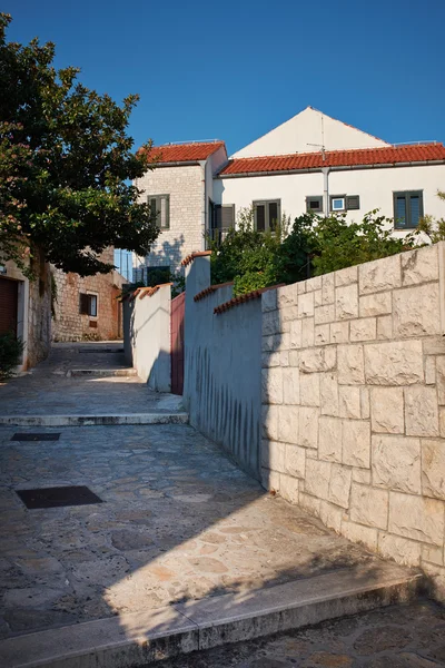 Tipik Hırvatistan Ortaçağ kasabası eski binalar ile dar sokak — Stok fotoğraf