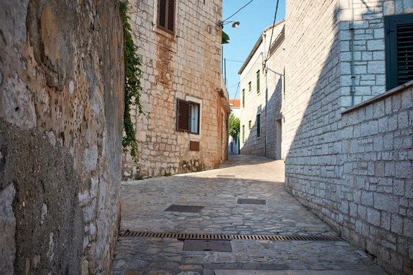 窄巷子与旧楼宇的典型克罗地亚中世纪小镇 — 图库照片