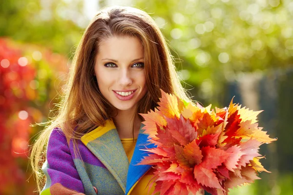 Mujer de moda caminando en el parque de otoño —  Fotos de Stock