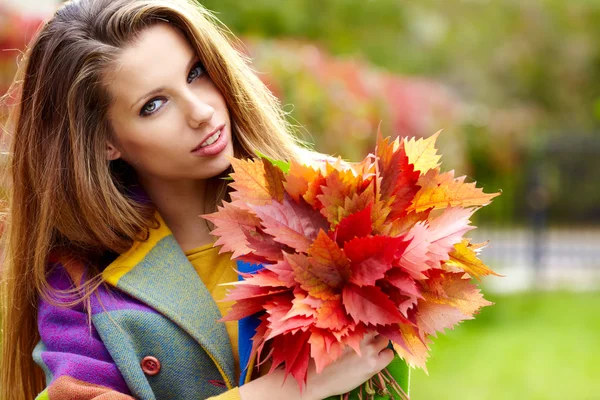 Modefrau geht im Herbstpark spazieren — Stockfoto