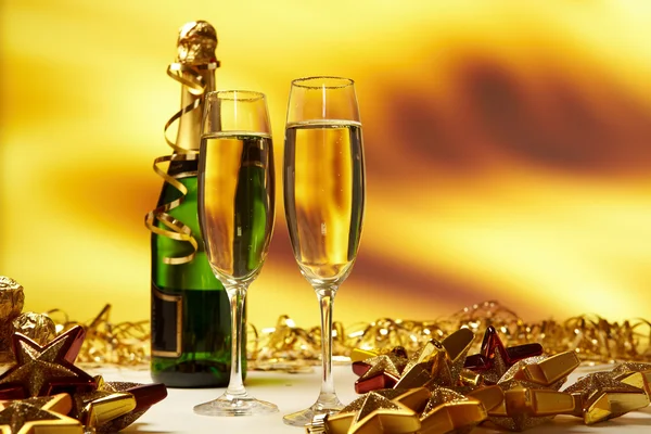 Glas Champagner vor goldenem Hintergrund — Stockfoto