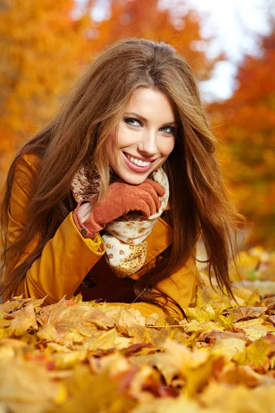 Herbstfrau auf Blättern — Stockfoto