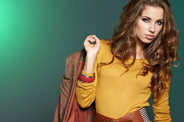 Bella modella di alta moda in abiti di autunno in posa — Foto Stock