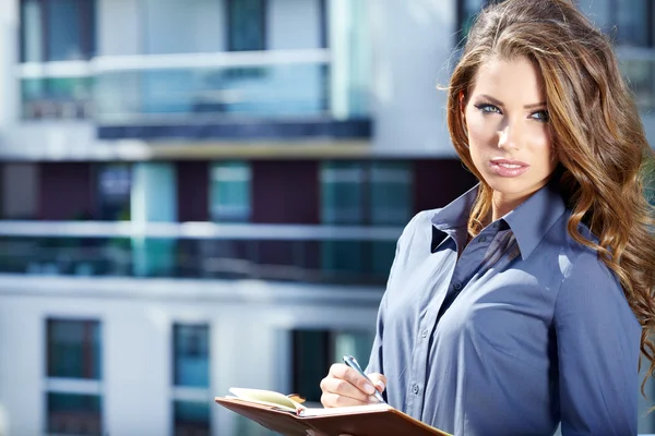 Aantrekkelijke onroerende goederenagent vrouw — Stockfoto