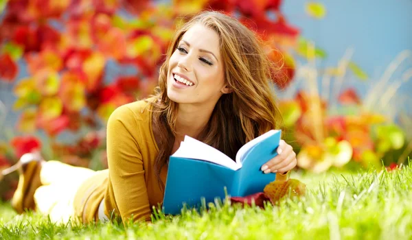 Retrato de uma linda mulher morena lendo um livro no Autu — Fotografia de Stock