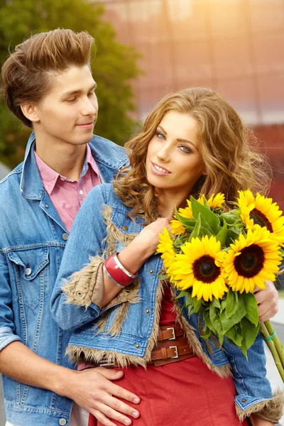 Couple with flowers — Stock Photo, Image