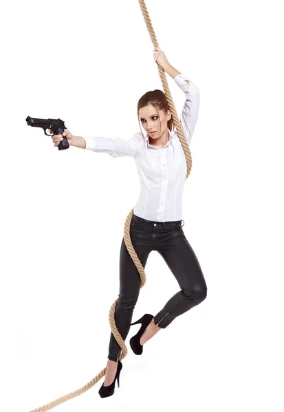 Молода красива жінка тримає пістолет, готова боротися — стокове фото