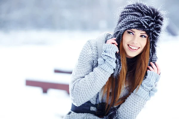 Retrato de inverno de mulher jovem. Dof rasa . — Fotografia de Stock