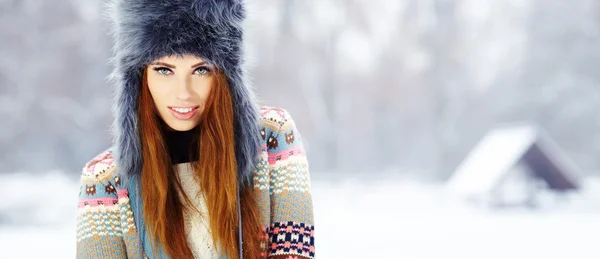 年轻女子在冬天 — 图库照片