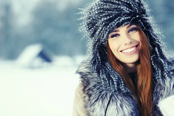 Winterporträt einer jungen Frau. flacher dof. — Stockfoto