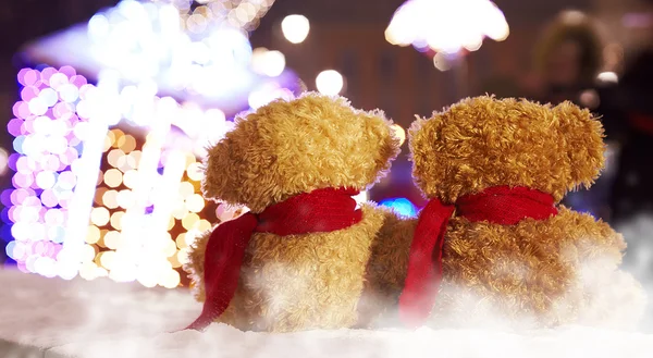 Toy bear are turned by back in nigth holiday city — Stock Photo, Image