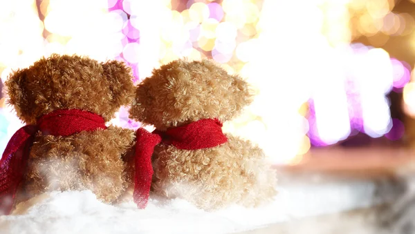 Teddy bears Pasangan duduk di bangku belakang melihat pada malam liburan — Stok Foto