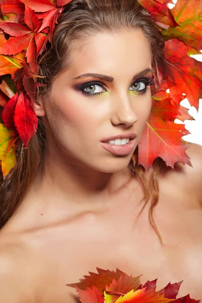 創造的なメイクと秋の女性の肖像画 — ストック写真