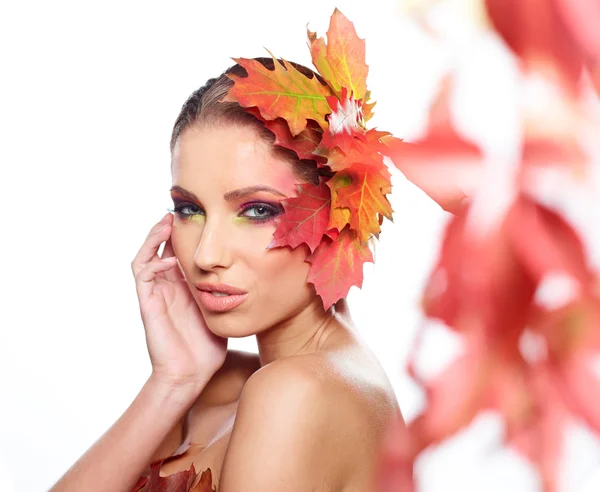 Herfst vrouw. mooie creatieve make-up — Stockfoto