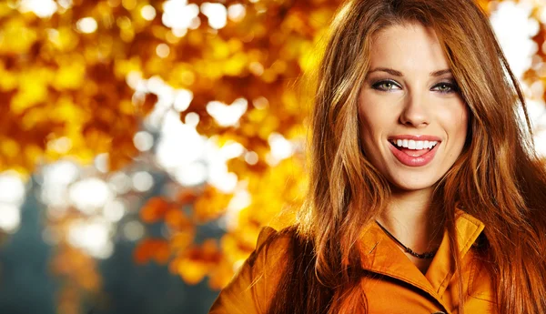 Hermosa mujer elegante de pie en un parque en otoño Fotos De Stock Sin Royalties Gratis