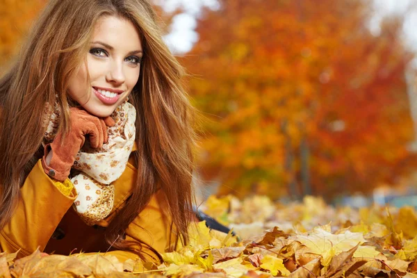 Herfst vrouw op Bladeren — Stockfoto