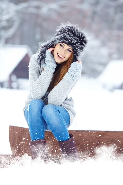 Mujer en el parque de invierno — Foto de Stock