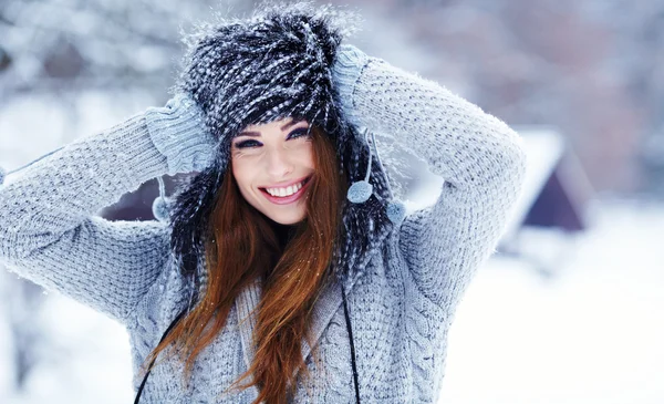 Menina bonita no parque de inverno — Fotografia de Stock