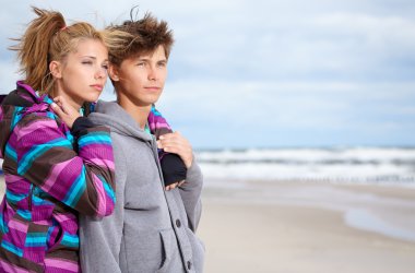 Kış sahilde romantik genç Çift