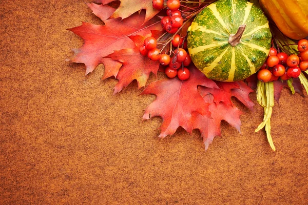Pumpkins with fall leaves with seasonal background — Stock Photo, Image