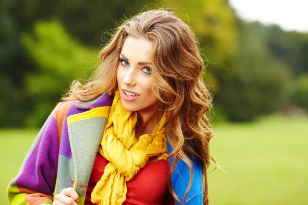 Mooi meisje genieten van de zonnige lente — Stockfoto