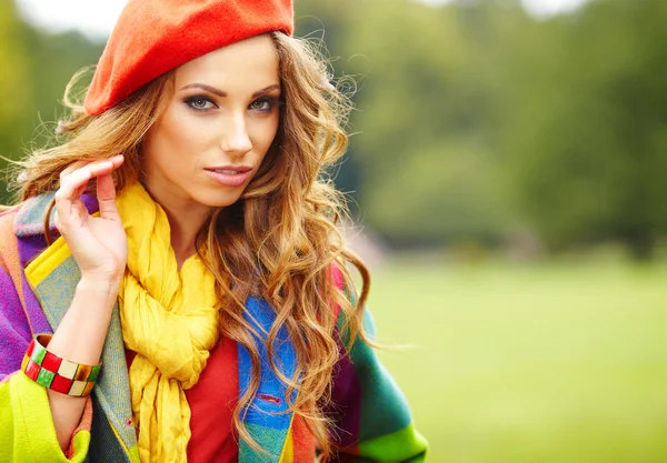 Mulher de moda andando no parque de outono — Fotografia de Stock