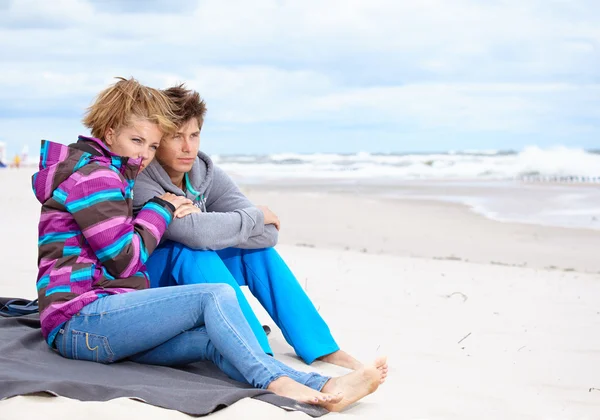 Romantyczna młoda para na plaży zima — Zdjęcie stockowe