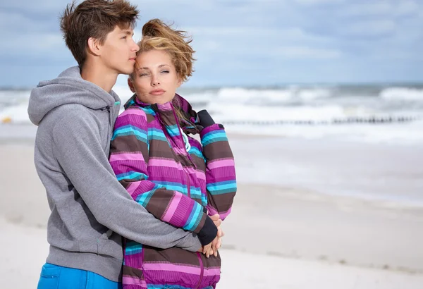 浪漫冬季海滩上的年轻夫妇 — 图库照片
