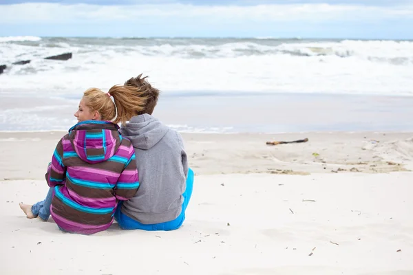 Romantic Young Couple On Winter Beach — Stock Photo, Image