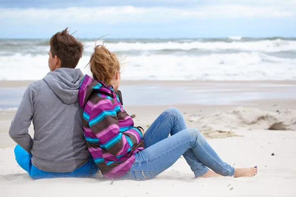 Casal jovem romântico na praia de inverno — Fotografia de Stock