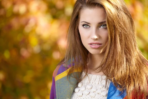 Belle femme élégante debout dans un parc en automne — Photo