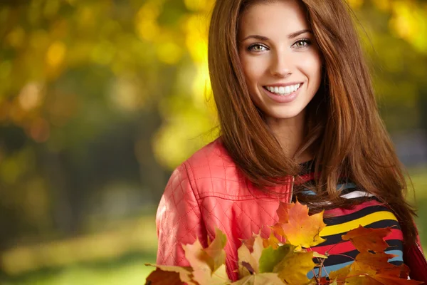 Junge Frau im schönen Herbstpark, Konzept Herbst — Stockfoto