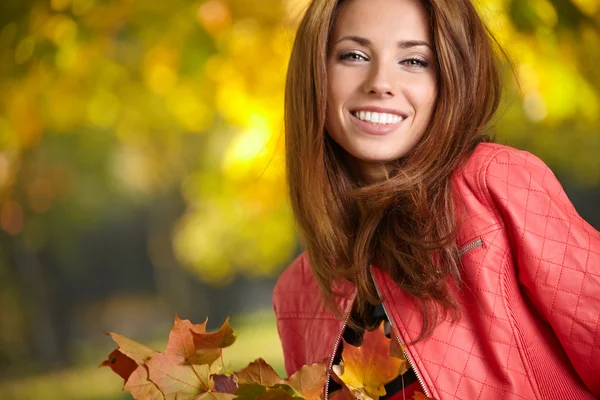 Mujer joven en hermoso parque de otoño, concepto otoño Fotos De Stock