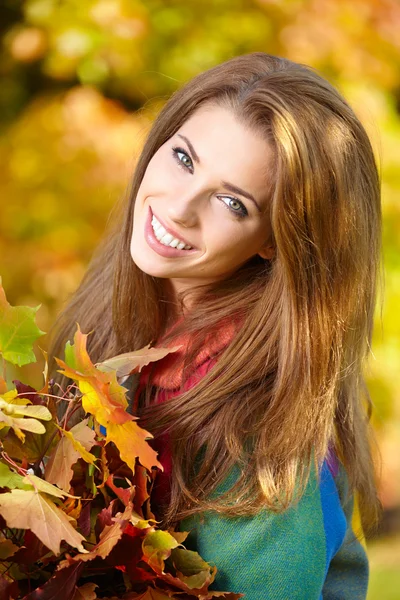 Hermosa mujer elegante de pie en un parque en otoño — Foto de Stock