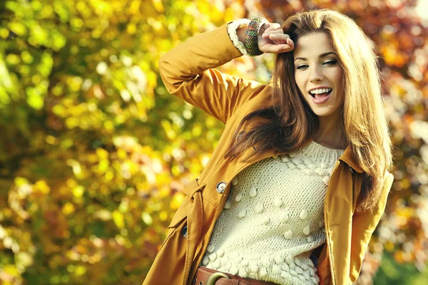 Junge brünette Frau Porträt in Herbstfarbe — Stockfoto