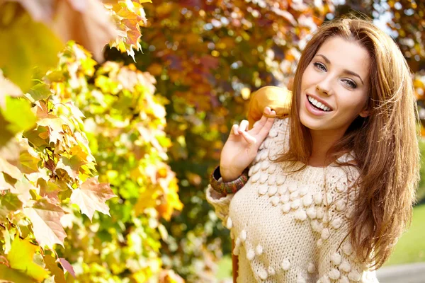 秋の女性の葉の背景 — ストック写真