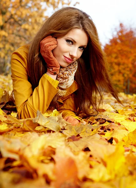 Herfst vrouw op Bladeren — Stockfoto