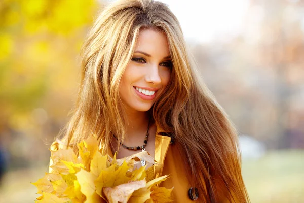 Junge brünette Frau Porträt in Herbstfarbe — Stockfoto
