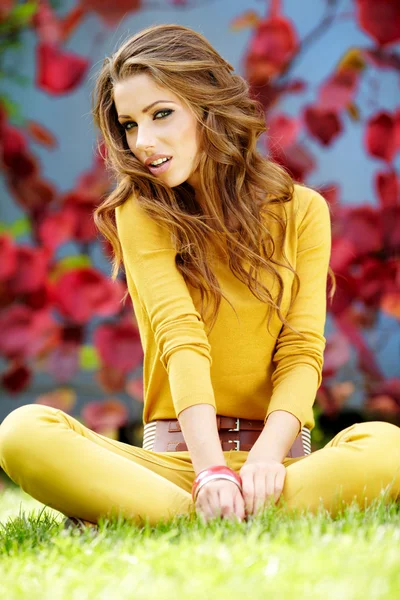 Étudiant souriant sur fond de feuilles d'automne — Photo